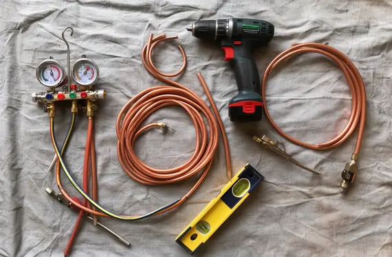 Een installateur monteert de binnenunit van een split-airco, de werkwijze